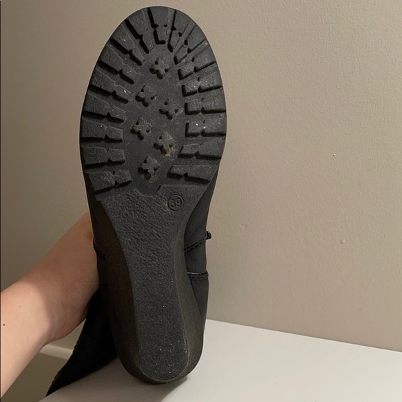 black leather boots with fur - Picture 7 of 8